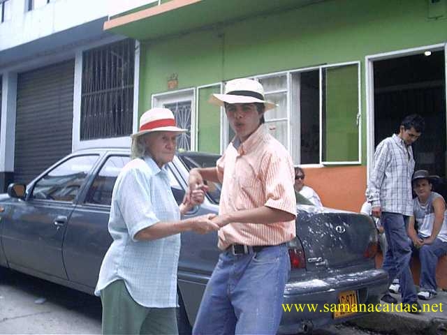Bailando con Fabian Toro en las fiestas de los palenques del 08ago2004, al frente de los pastillas.