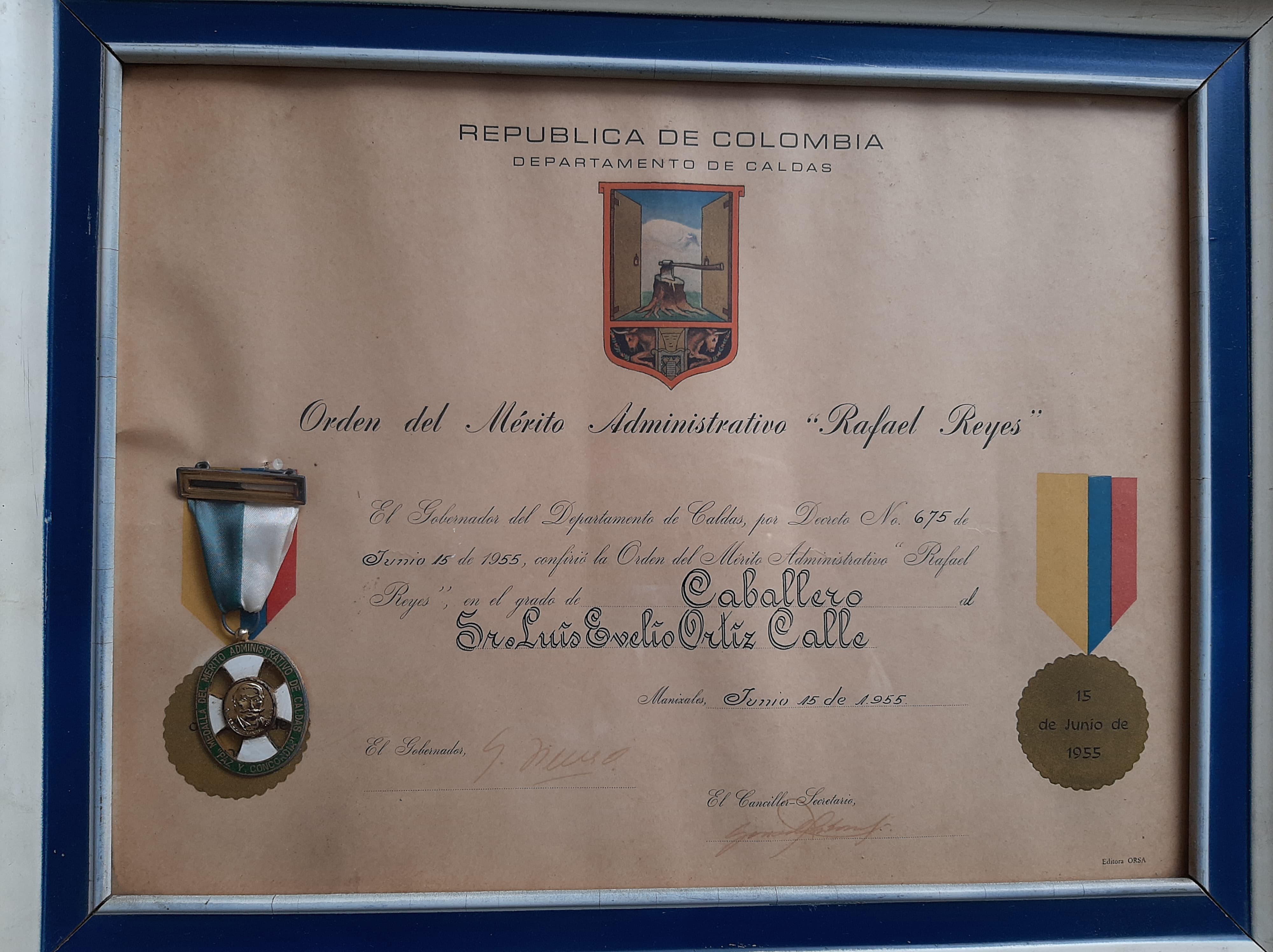 Condecorado con la medalla al m�rito administrativo Rafael Reyes