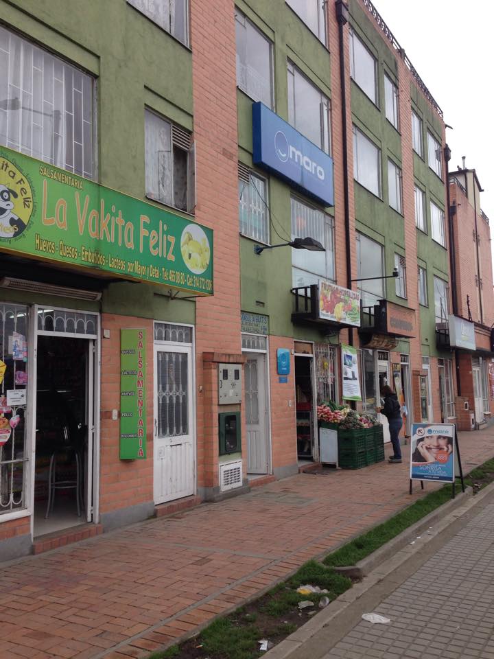 dos neveras, un cuarto frio, tajadora Jamones, Tajadora quesos, caja registradora y gramera, se esta vendiendo por que no queda tiempo para atenderla como es debido un negocio de estos.$30.000.000.