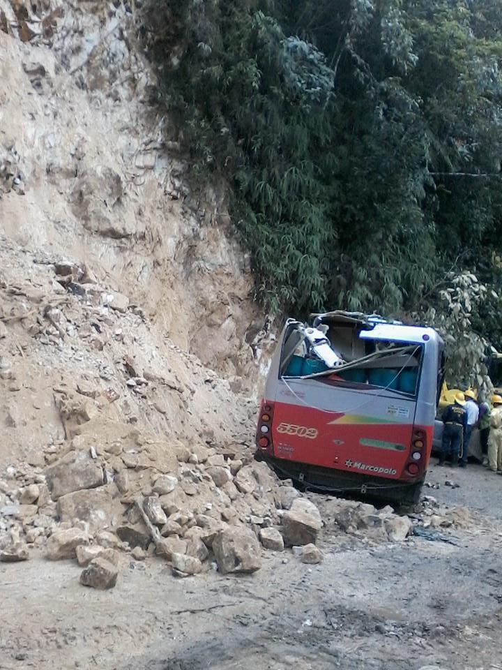 BUS QUE CUBRIA LA RUTA BOGOT� - SAMAN�, QUEDO ATRAPADO POR UN DESLIZAMIENTO DE TIERRA
