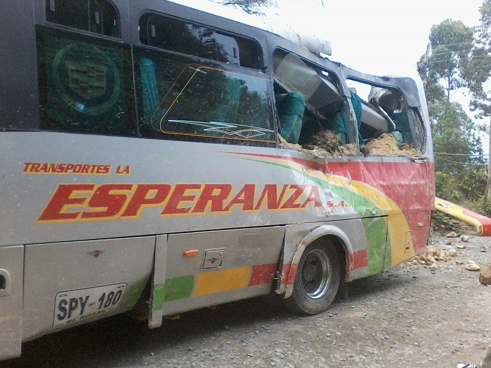 BUS QUE CUBRIA LA RUTA BOGOT� - SAMAN�, QUEDO ATRAPADO POR UN DESLIZAMIENTO DE TIERRA