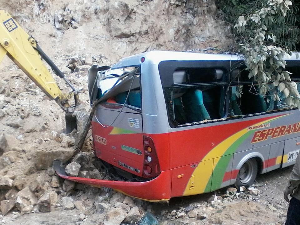 BUS QUE CUBRIA LA RUTA BOGOT� - SAMAN�, QUEDO ATRAPADO POR UN DESLIZAMIENTO DE TIERRA