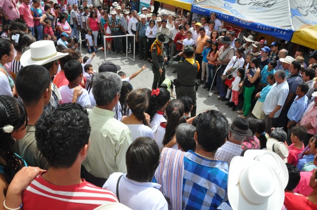 UN D�A DE MERCADO CON EL GOBERNADOR EN SAMAN� 