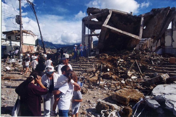 ESPERAN LA PAZ MIENTRAS RECUERDAN LA GUERRA