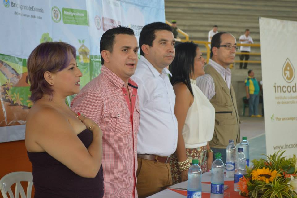 RECURSOS Y TIERRAS ENTREGO EL INCODER A 300 FAMILIAS EN CALDAS