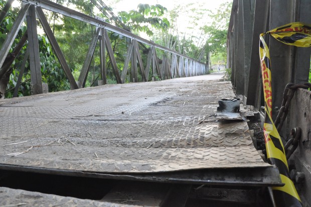 EL PUENTE DA�ADO, Y SE ROBAN LAS L�MINAS EN V�A LA DORADA-VICTORIA.