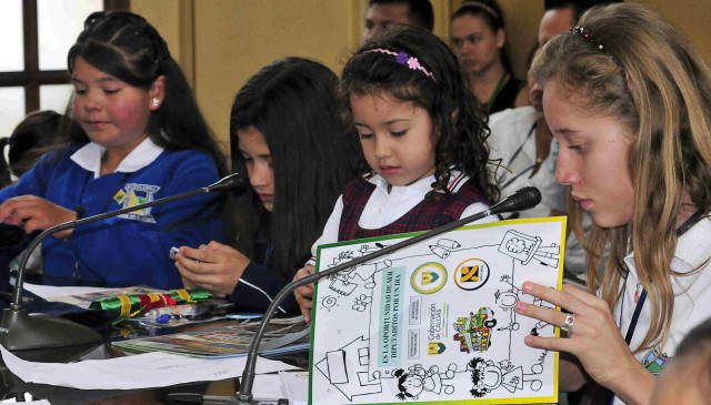NI�OS SE APROPIARON DE SUS CURULES