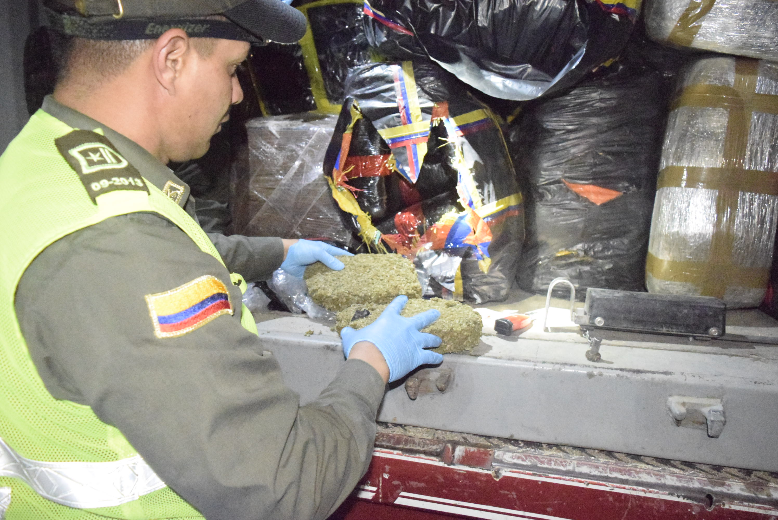 EN V�A CARTAGO�PEREIRA CAY� UN CARGAMENTO DE 2.5 TONELADAS DE MARIHUANA