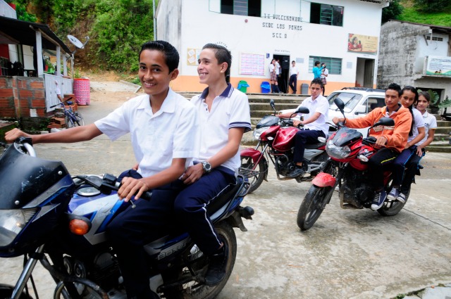 10 motos para llegar a clase en la vereda Los Pomos de Saman� (Caldas)