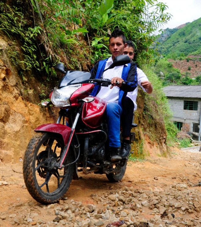 10 motos para llegar a clase en la vereda Los Pomos de Saman� (Caldas)