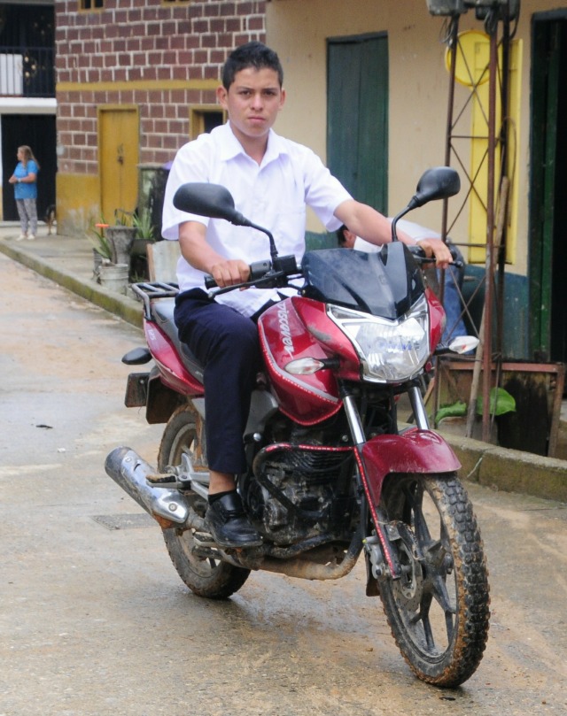10 motos para llegar a clase en la vereda Los Pomos de Saman� (Caldas)