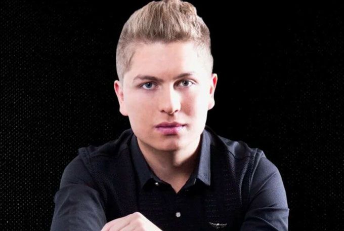 Bryan Mu�oz,Por la m�sica popular