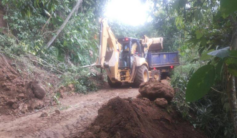 Con 20 combos de maquinaria se remueven deslizamientos de tierra en Caldas