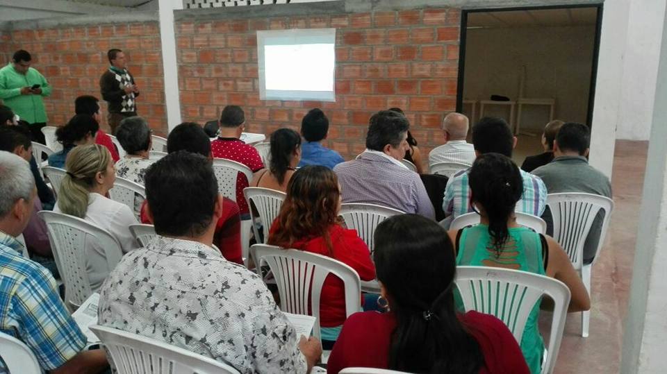 Comerciantes se Informan sobre Pago de Industria y Comercio.