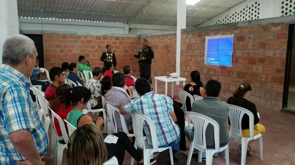 Comerciantes se Informan sobre Pago de Industria y Comercio.