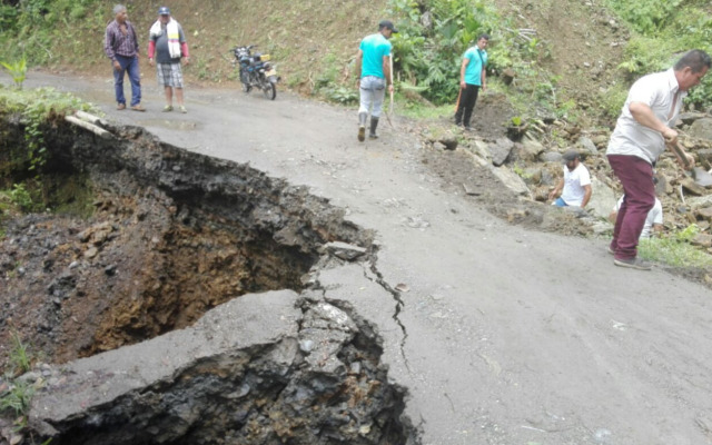Derrumbes y maquinaria quieta frenan v�as de Caldas