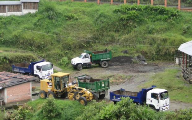 Derrumbes y maquinaria quieta frenan v�as de Caldas