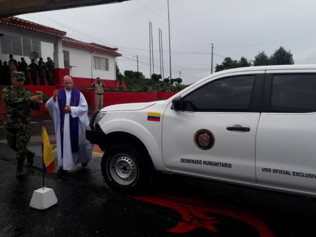 Entregaron veh�culo para apoyar desminado en Saman�