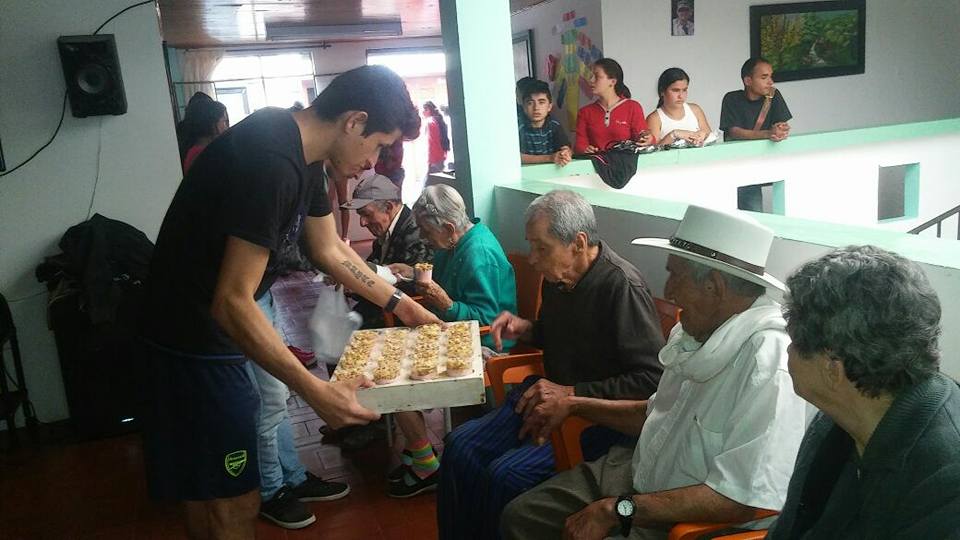 Juventud acompa�ando a nuestros abuelos.
