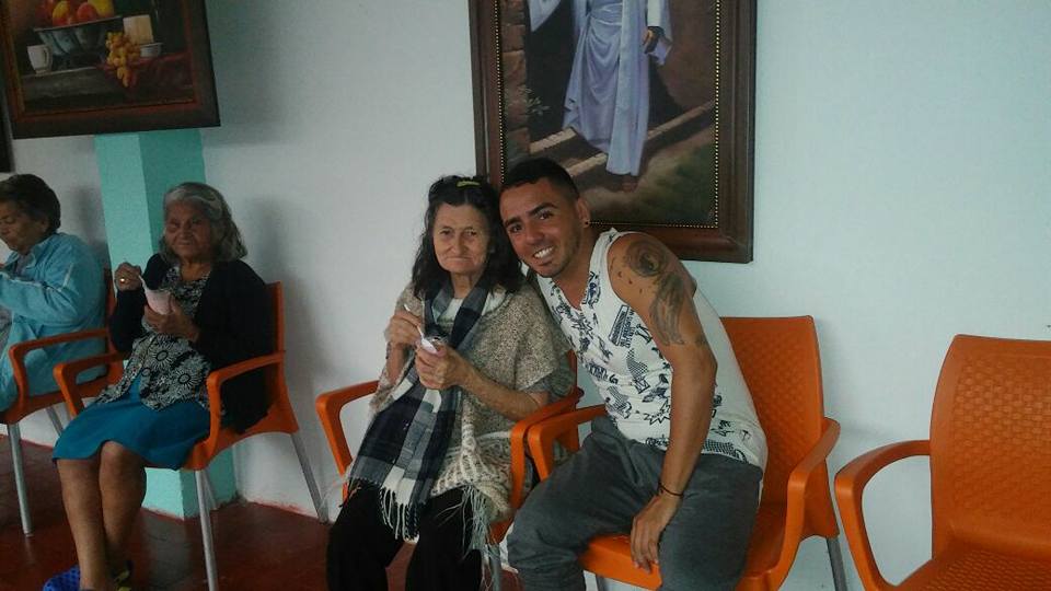 Juventud acompa�ando a nuestros abuelos.