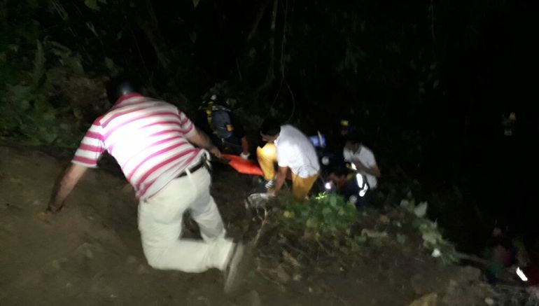 Ocho heridos deja accidente de un bus en via Norcasia