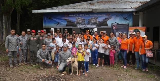 Poblaci�n infantil de Victoria- Caldas celebr� el mes de la ni�ez con la Fuerza A�rea Colombiana