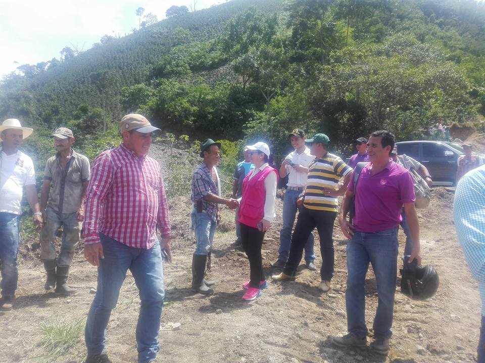 TRABAJO EN EQUIPO POR LAS COMUNIDADES.