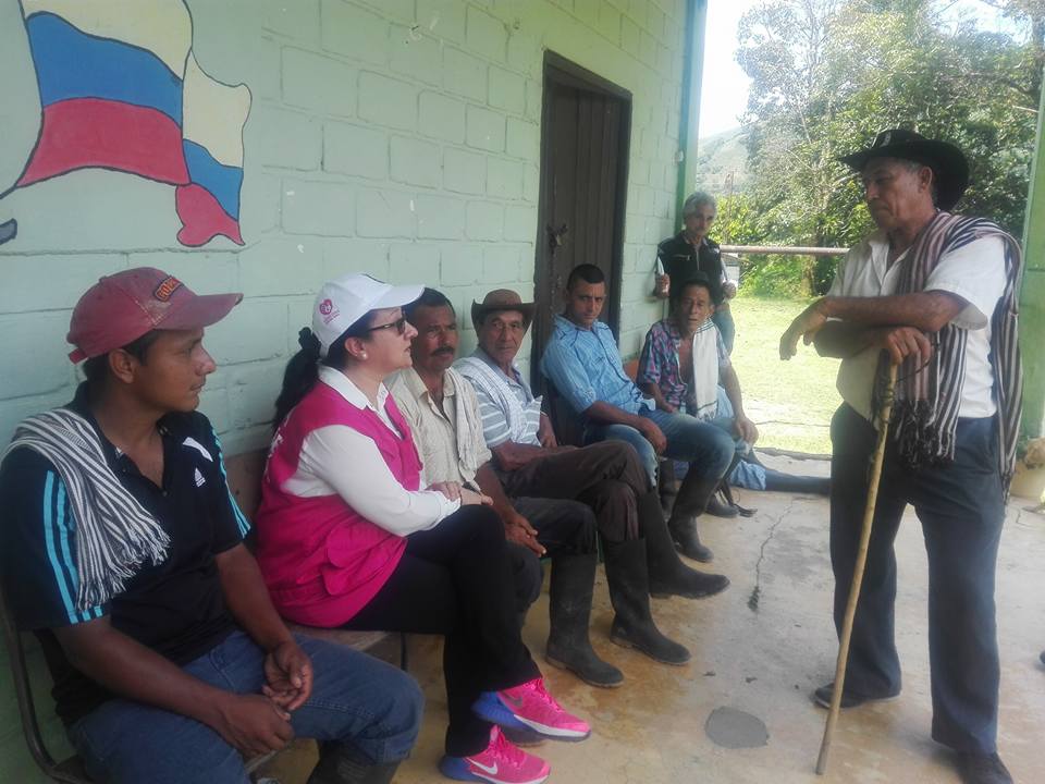 TRABAJO EN EQUIPO POR LAS COMUNIDADES.