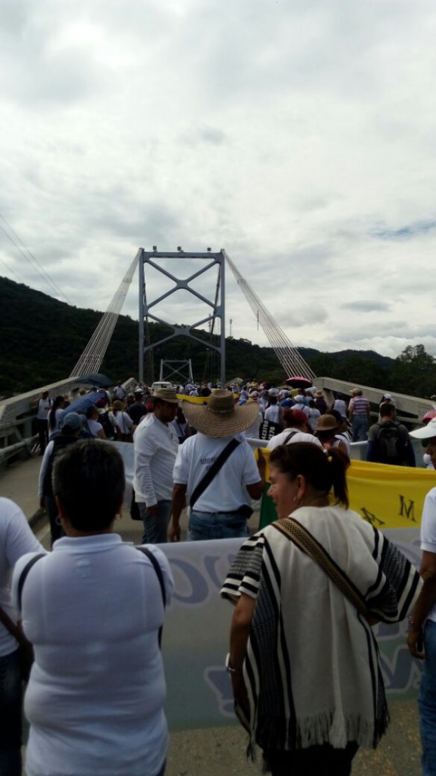 Profesores del oriente de Caldas marchan en el puente de Honda (Tolima)