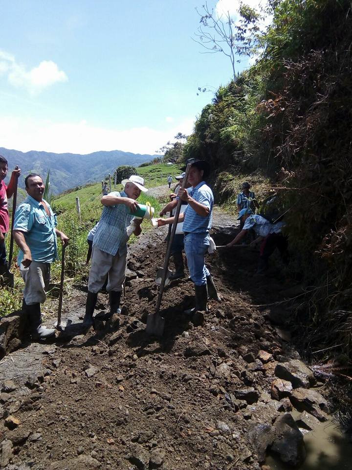 TRABAJO EN EQUIPO CONSTRUYENDO SOCIEDAD.