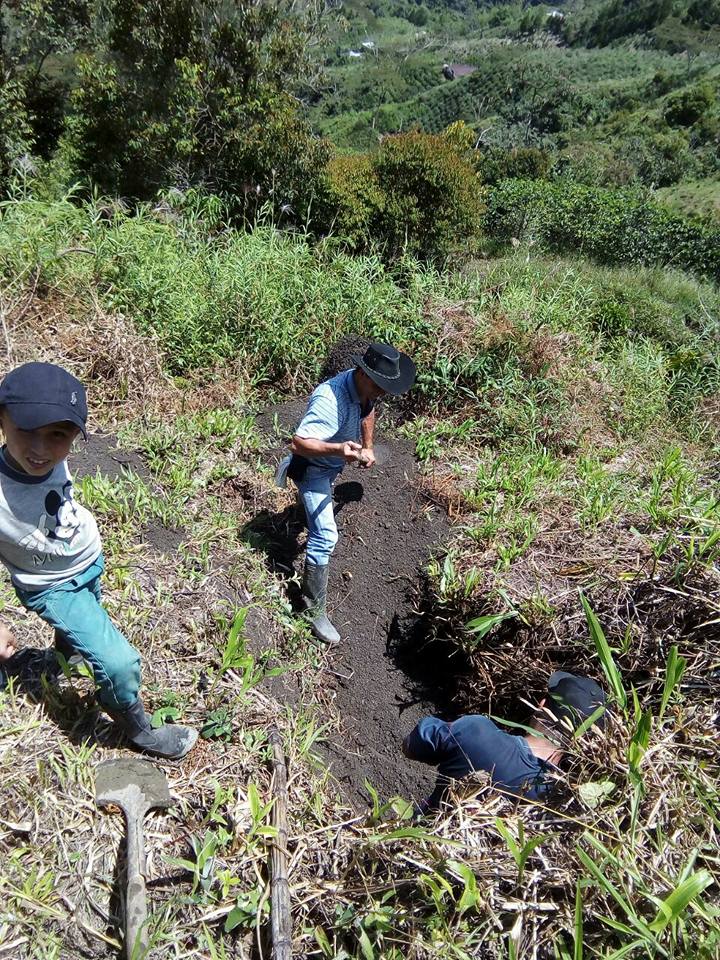 TRABAJO EN EQUIPO CONSTRUYENDO SOCIEDAD.