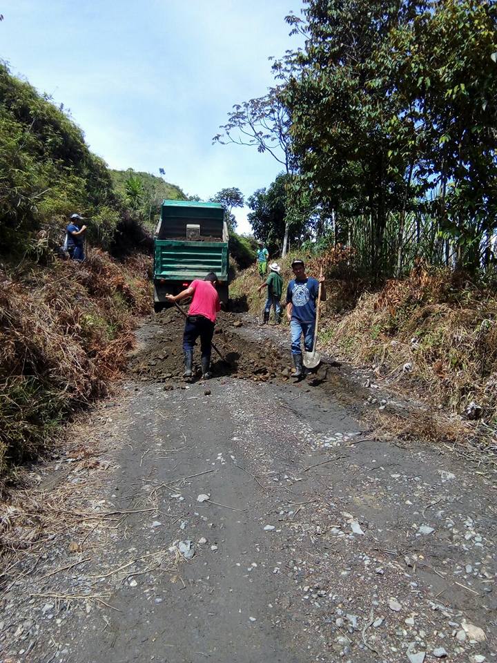 TRABAJO EN EQUIPO CONSTRUYENDO SOCIEDAD.