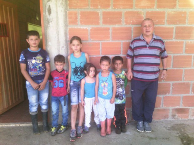 En vez de guerra, ahora son clases en La Cumbre, vereda de Saman� (Caldas) 