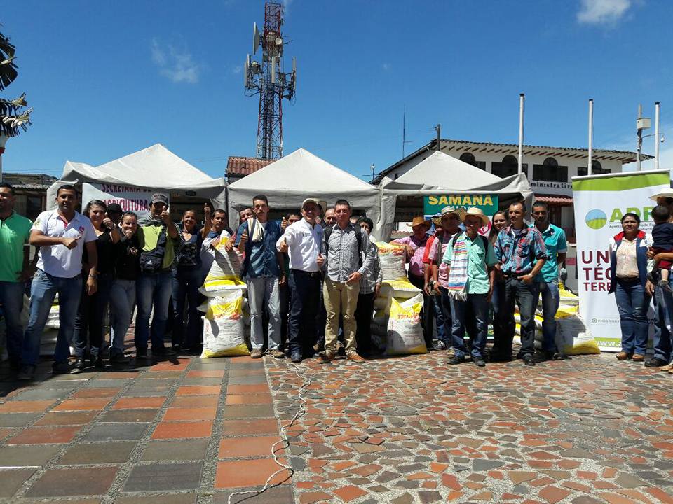 ENTREGA DE FERTILIZANTES A CACAOTEROS 