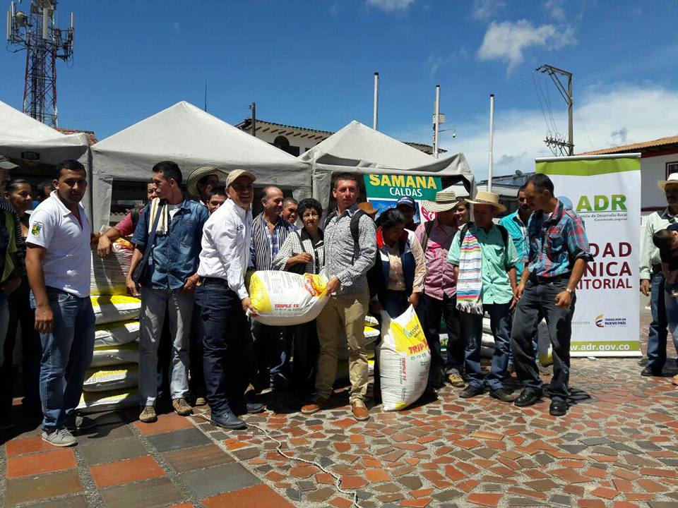 ENTREGA DE FERTILIZANTES A CACAOTEROS 