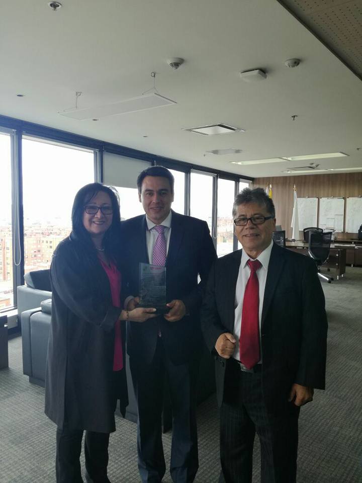  ENTREGA DE PLACA DE RECONOCIMIENTO A MINISTRO DE TRANSPORTE 