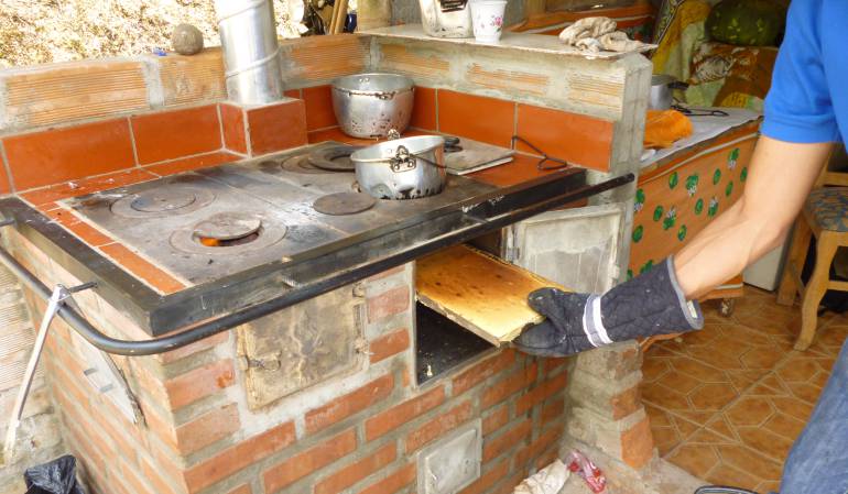 EN CALDAS CONSTRUYERON ESTUFAS ECOEFICIENTES