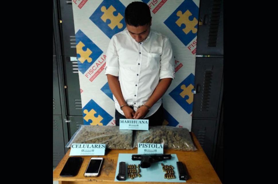 CAPTURAN A POLIC�A QUE SEG�N LA FISCAL�A ESTAR�A VENDIENDO DOS LIBRAS DE MARIHUANA A UN J�BARO