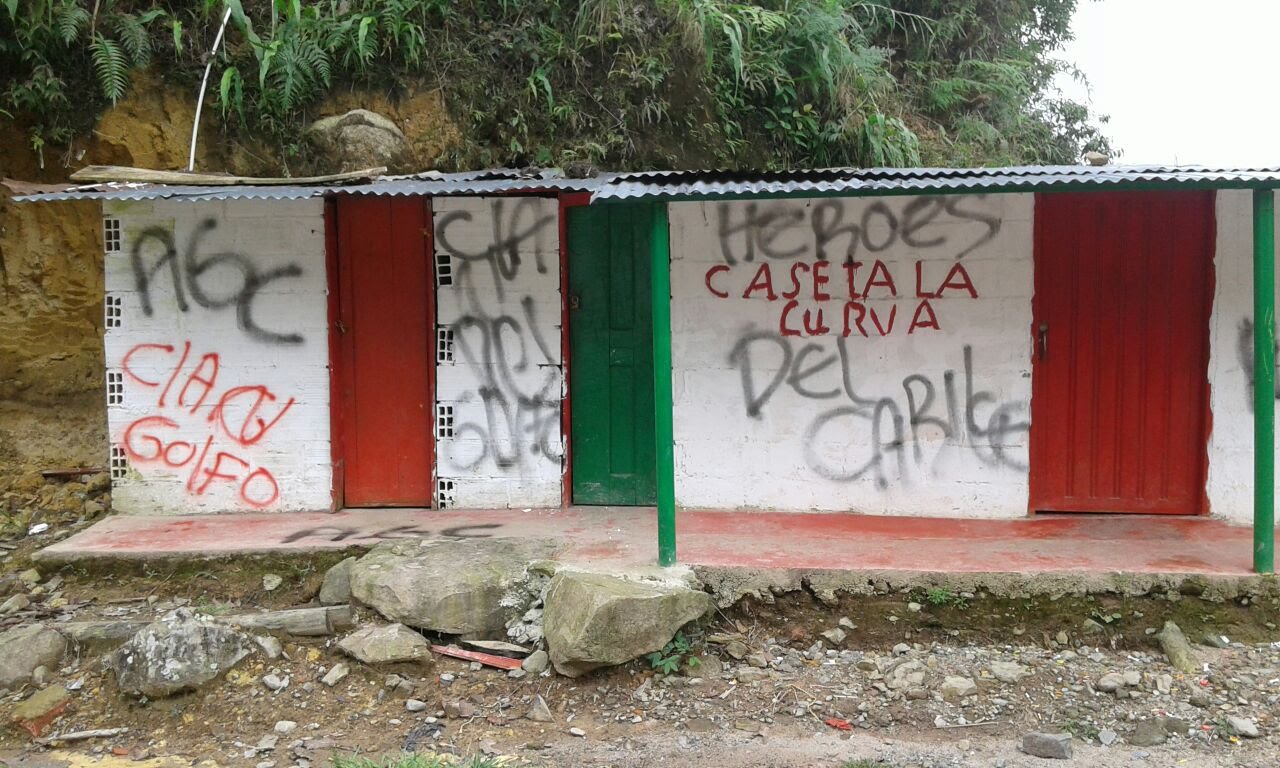 MALEANTES MARCARON FACHADAS CON GRAFITIS AMENAZANTES