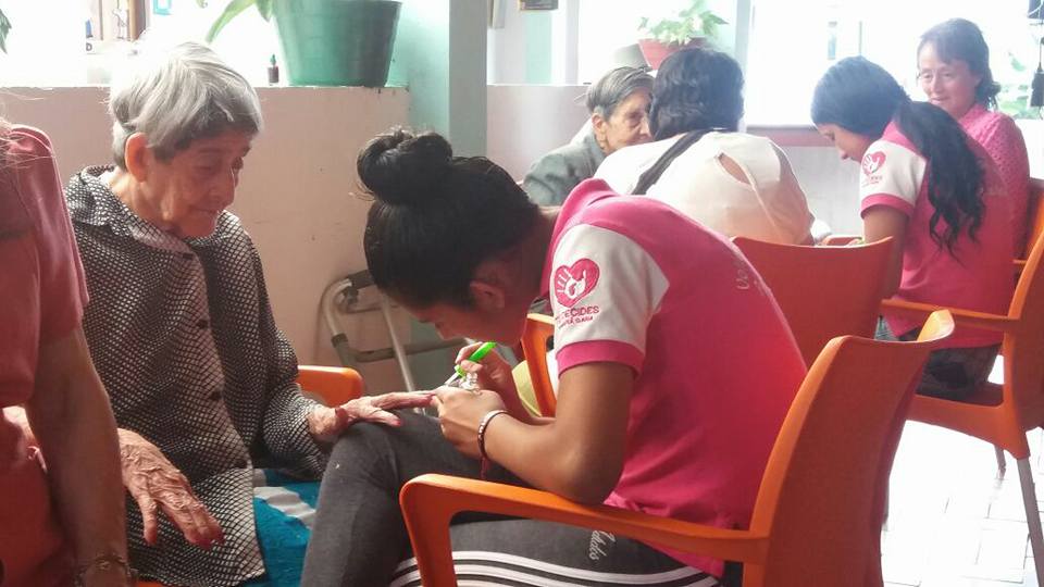 MANICURE Y PEDICURE CON LOS ABUELOS DE LA CASA DEL ANCIANO