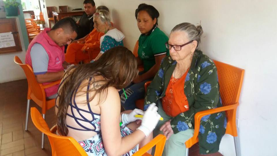 MANICURE Y PEDICURE CON LOS ABUELOS DE LA CASA DEL ANCIANO