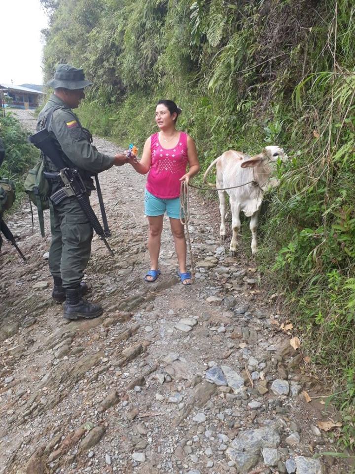POLIC�AS QUE CUMPLEN BIEN SU DEBER Y CELEBRAN EL D�A DE LA MUJER EN EL CAMPO.