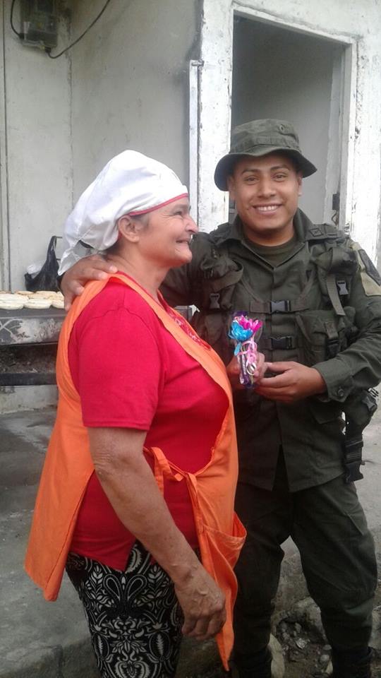 POLIC�AS QUE CUMPLEN BIEN SU DEBER Y CELEBRAN EL D�A DE LA MUJER EN EL CAMPO.