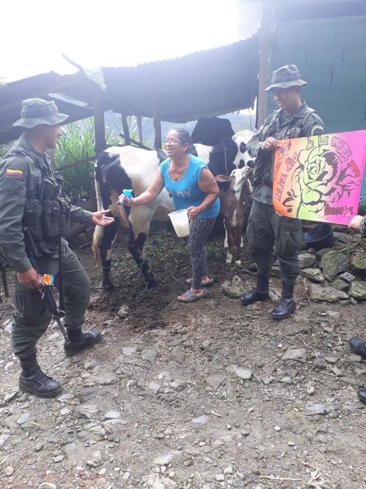 POLIC�AS QUE CUMPLEN BIEN SU DEBER Y CELEBRAN EL D�A DE LA MUJER EN EL CAMPO.