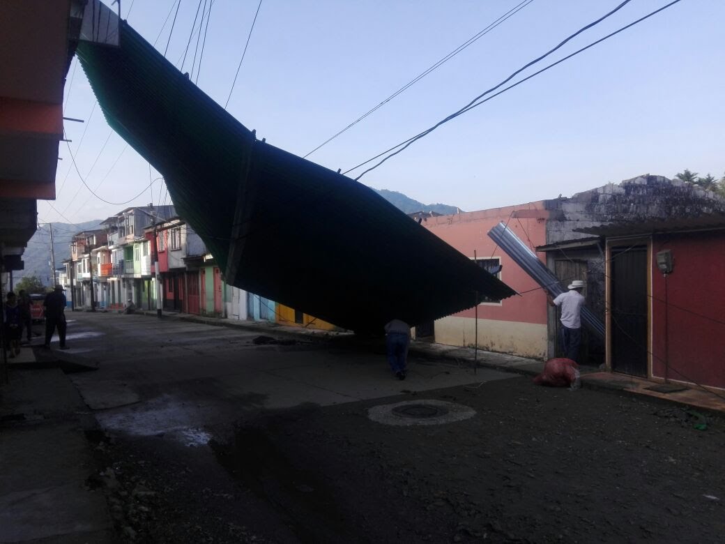 VENDAVAL EN SAMAN� DESTECHO CASAS