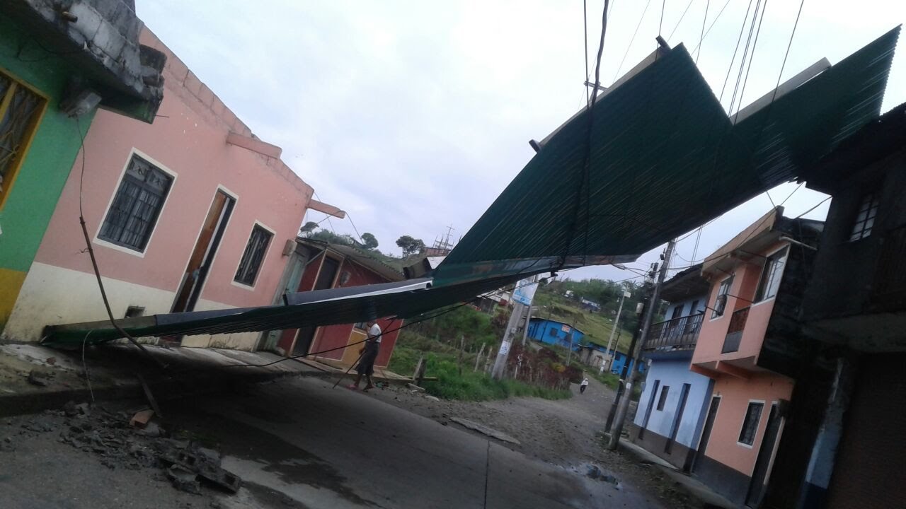 VENDAVAL EN SAMAN� DESTECHO CASAS