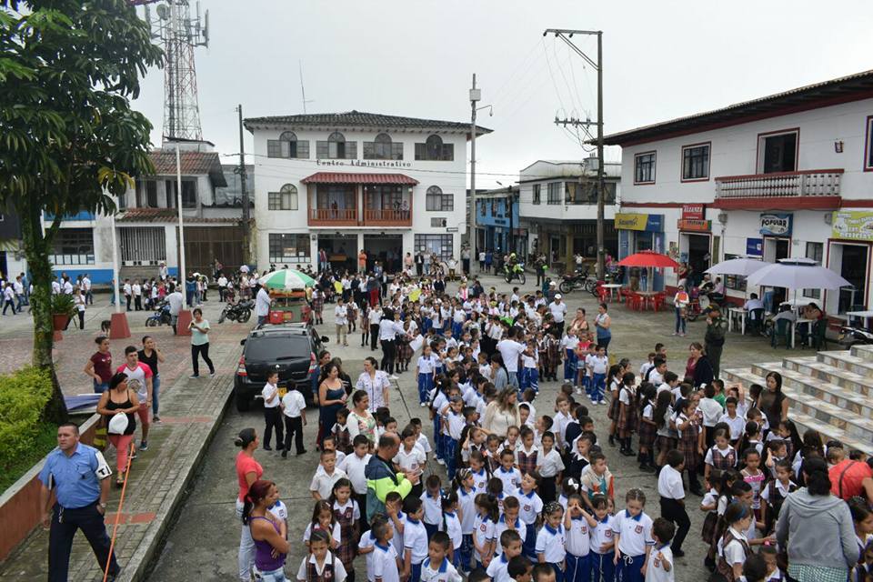 DESFILE INAUGURAL MES DE LA NI�EZ