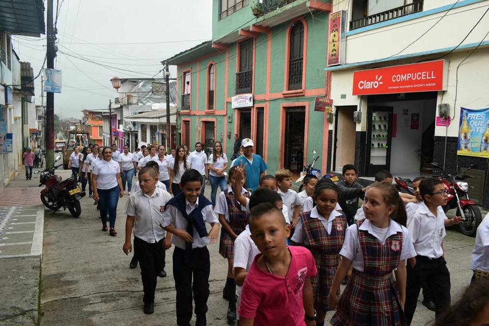 DESFILE INAUGURAL MES DE LA NI�EZ