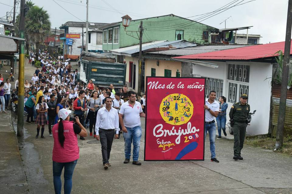DESFILE INAUGURAL MES DE LA NI�EZ