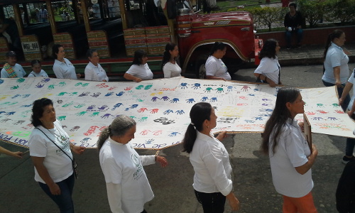 SE RESISTEN A ENTERRARLOS EN EL OLVIDO